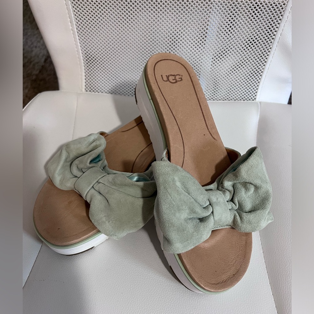 Woman’s UGG Bow Sandals Size 9
